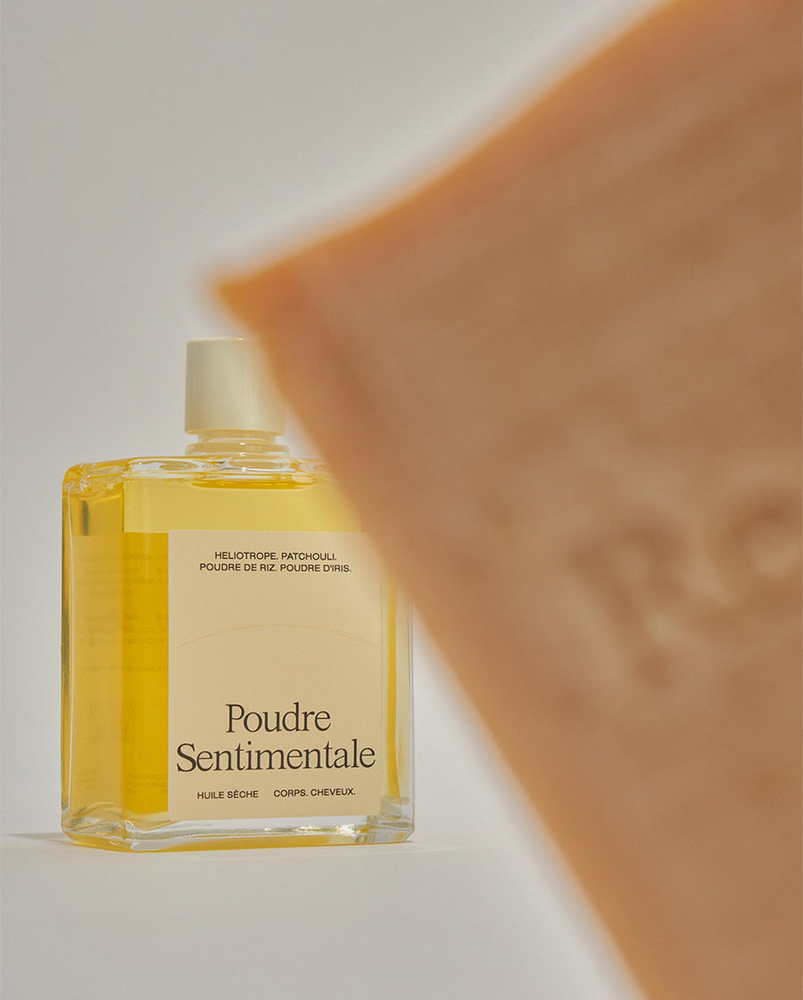 Duo Poudre Sentimentale de chez Refeel Naturals composé d'un savon crémeux et d'une huile sèche parfumée.