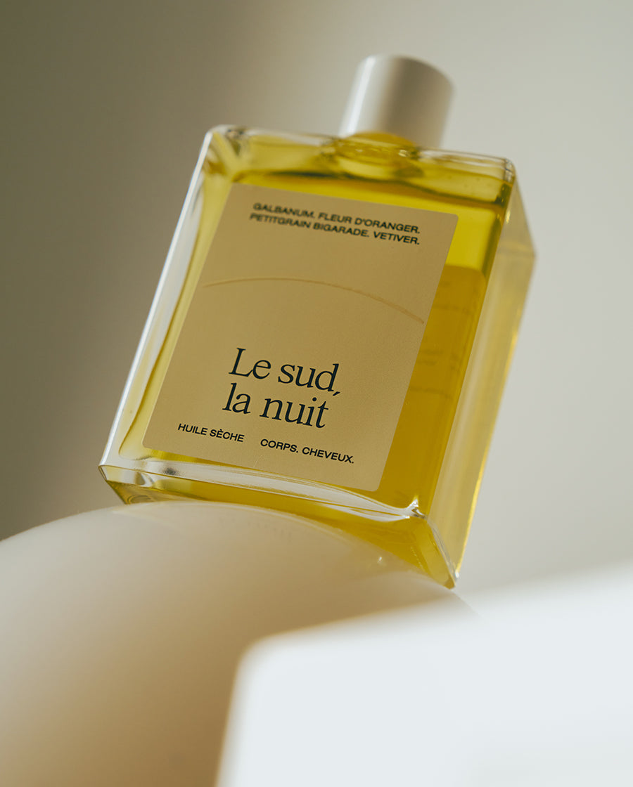 Huile sèche parfumée Le sud la nuit de chez Refeel Naturals posée sur un oeuf