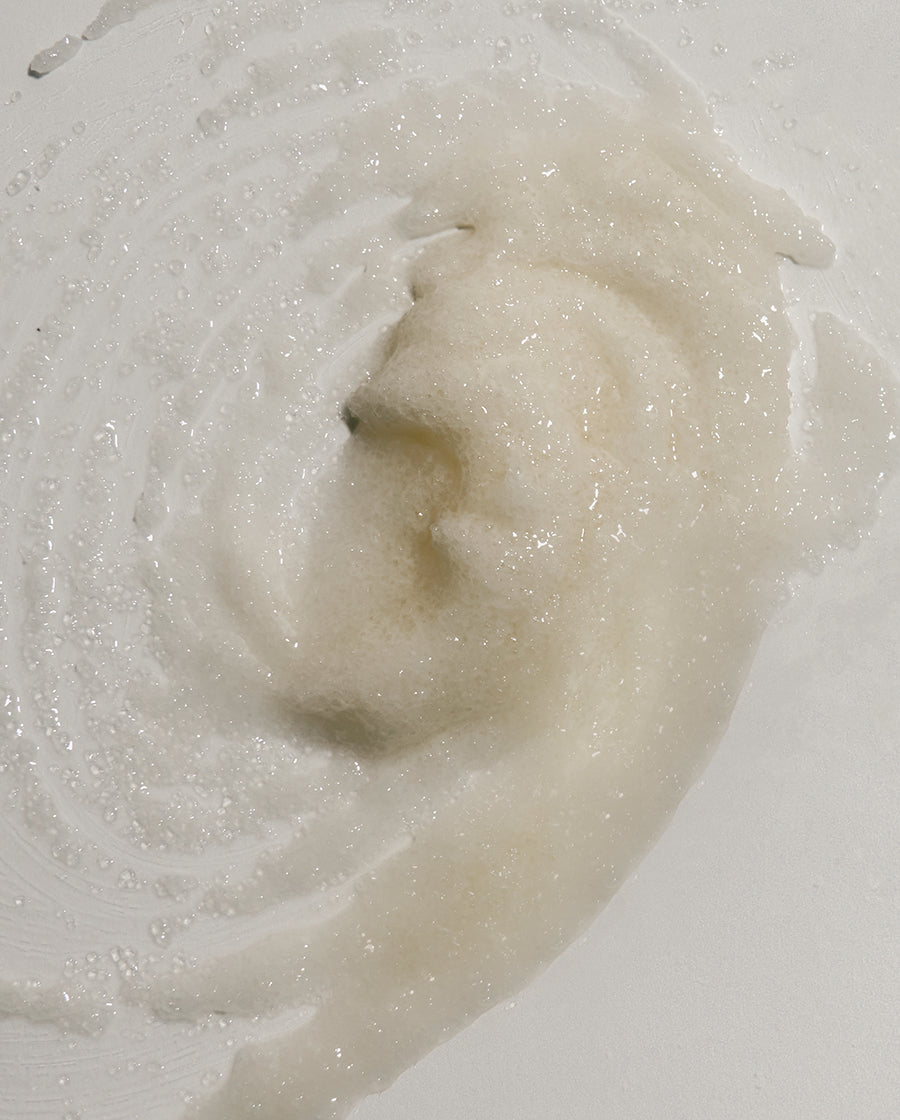 Texture du gommage parfumé pour le corps Lost Alhambra de chez Refeel Naturals